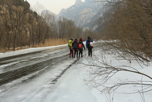 冬日户外徒步队伍