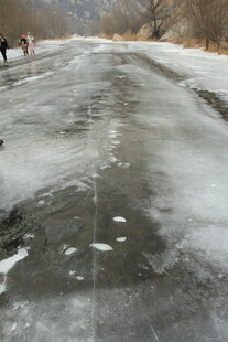 冰封路面 行人踏冰而行