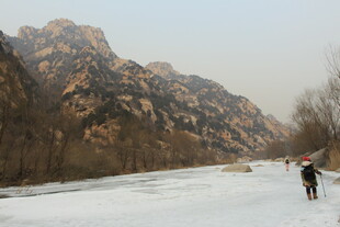 冬日冰河徒步的旅人