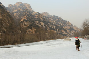 冬日冰河徒步者