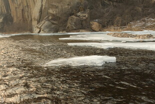 山间溪流覆薄冰景象