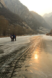 冬日山边冰河徒步景象
