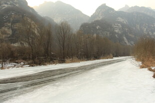 冬日山间雪覆公路美景