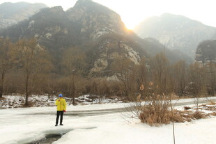 冬日山间独行游客