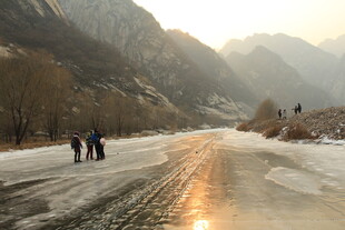 冬日山间冰面徒步景象