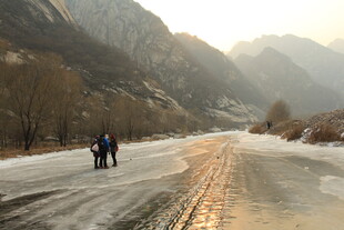 冬日山径上的徒步旅人