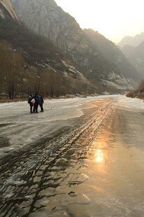 冬日山间冰河上的行人
