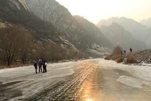 冬日山间骑行者