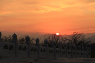 夕阳下的墓碑群