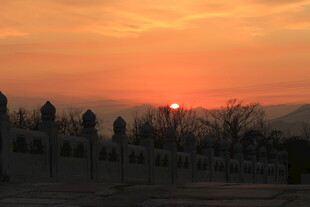 夕阳下的墓地铁轨景观