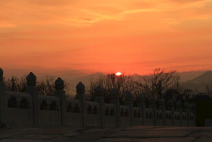 夕阳下的古建筑剪影