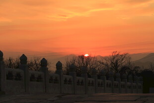 夕阳下的墓地景致