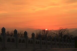 夕阳下的古老石阵景观