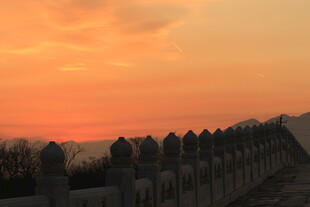 夕阳下的古老城墙美景