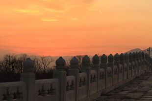 夕阳下的古老围栏美景