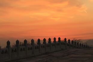 夕阳下的古老城墙剪影