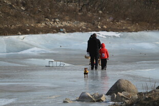 冬日冰面亲子漫步场景