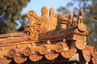 中式古建筑屋顶精美雕刻