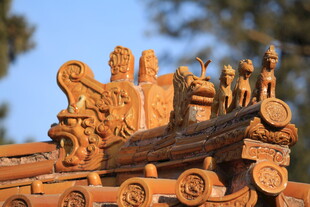 传统建筑屋脊上的精美雕塑