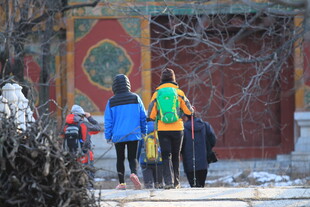 冬日行人走过传统建筑前