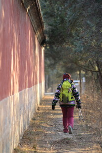 乡村小道上的背包徒步者