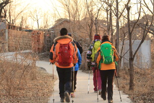 户外徒步者穿行于乡间小道