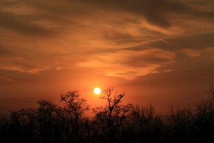 夕阳西下 天边美景如画