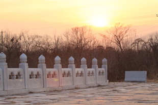 夕阳下的石栏杆景观