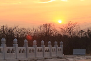 夕阳下的石栏杆景观