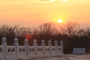 夕阳下的石栏杆美景