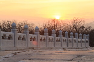 夕阳下的石栏杆景观