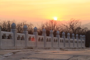 夕阳下的中式围栏景观