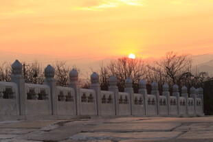 夕阳下的古建筑群