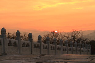 夕阳下的古代建筑景观