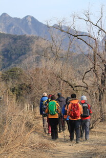 徒步旅行者穿行山间小道