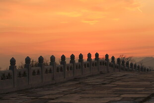 夕阳下的古老石桥