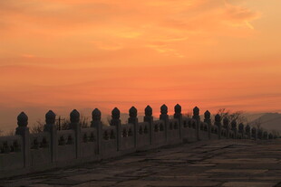 夕阳下的古老城墙剪影