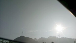 透过车窗看阳光照耀群山