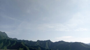 山峦云海间的壮美景色