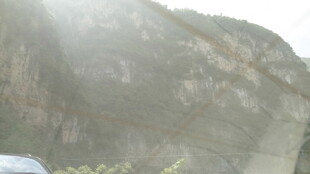 山间雾霭中的朦胧景致