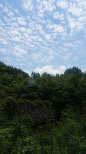 山林上方的蓝天白云景象