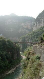 山间悬索桥畔秀丽风光