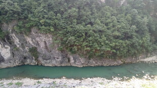 青山环抱的碧绿河流