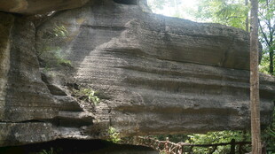 陡峭岩壁旁的木质阶梯