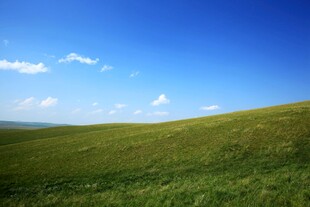 广袤草原上的蓝天美景
