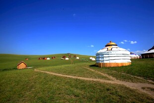 草原上的蒙古包风光