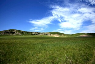 广袤草原与蓝天白云美景