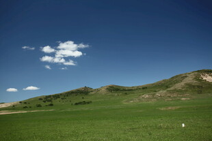 草原蓝天山丘美丽风光
