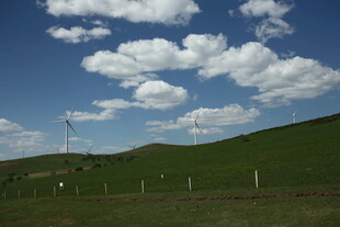 草原蓝天与输电设施