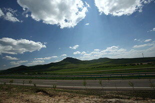 公路旁的蓝天绿野风光